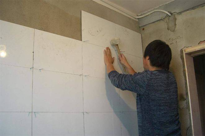 铺瓷砖时工人说用瓷砖胶比水泥砂浆好？别轻信八成想坑你！(图5)