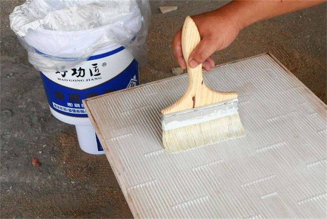 铺瓷砖时工人说用瓷砖胶比水泥砂浆好？别轻信八成想坑你！(图3)