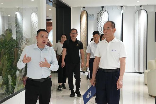 新锐榜评审团走进白兔瓷砖点赞引领行业创新先行者！(图3)