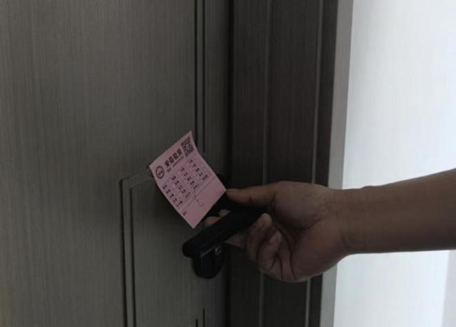 半岛验房丨李沧森林公园精装房硬伤不少！瓷砖空鼓、门扇打晃等电位线也未接(图3)