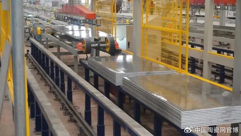 爆仓停窑、经销商联合贴牌、价格狂降…2024瓷砖行业乱成一团(图2)