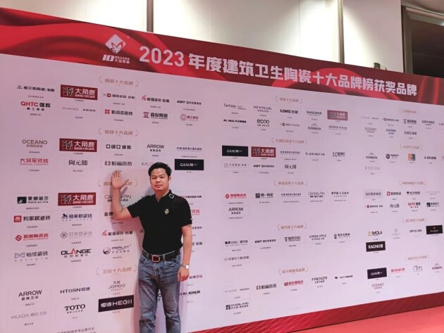 荣耀加冕恒福瓷砖荣膺2023“瓷砖十大品牌”和“设计师推荐品牌”(图2)