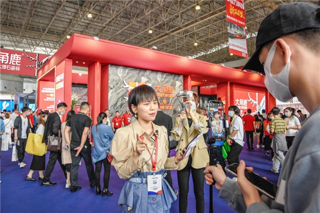 单店营收破千万大角鹿超耐磨助力100位经销商成为当地(图1)