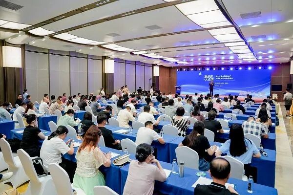 一个小动作让这个品牌连续十二届再度问鼎中国陶瓷十大品牌！(图1)