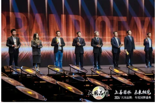 亿固金钢瓷砖胶荣膺2024《大国品牌》国牌盛典年度品牌(图4)