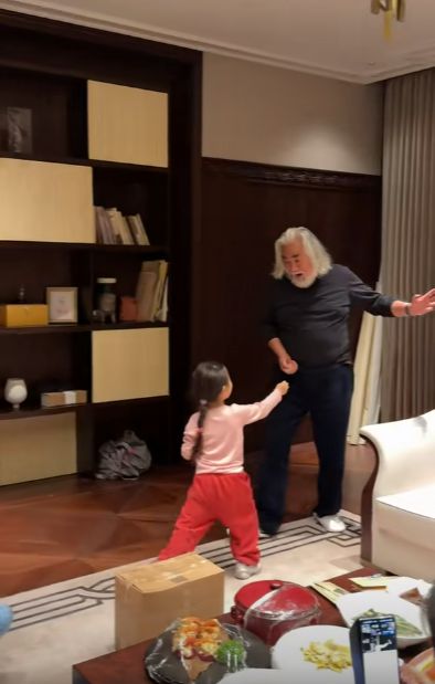 不偏心！73岁张纪中和34岁杜星霖多子多福网友关注没血缘大儿子(图3)