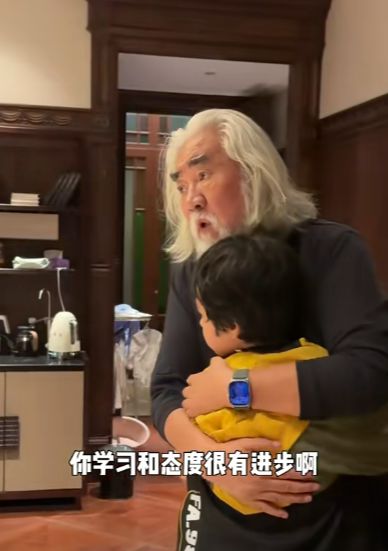 不偏心！73岁张纪中和34岁杜星霖多子多福网友关注没血缘大儿子(图4)