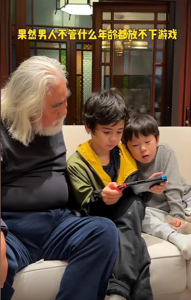 不偏心！73岁张纪中和34岁杜星霖多子多福网友关注没血缘大儿子(图6)