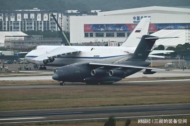 安124和运20同框最大载重量差了三倍运20更像个小孩(图1)