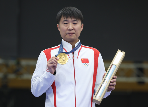 奥运冠军来啦！中国男子射击运动员李越宏、刘宇坤走进宏陶瓷砖！(图6)
