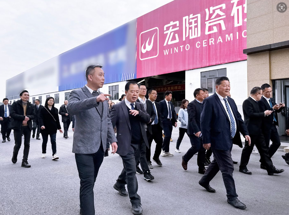 窑窑领先！宏陶瓷砖生产基地火力全开全力保障2025销售需求(图5)
