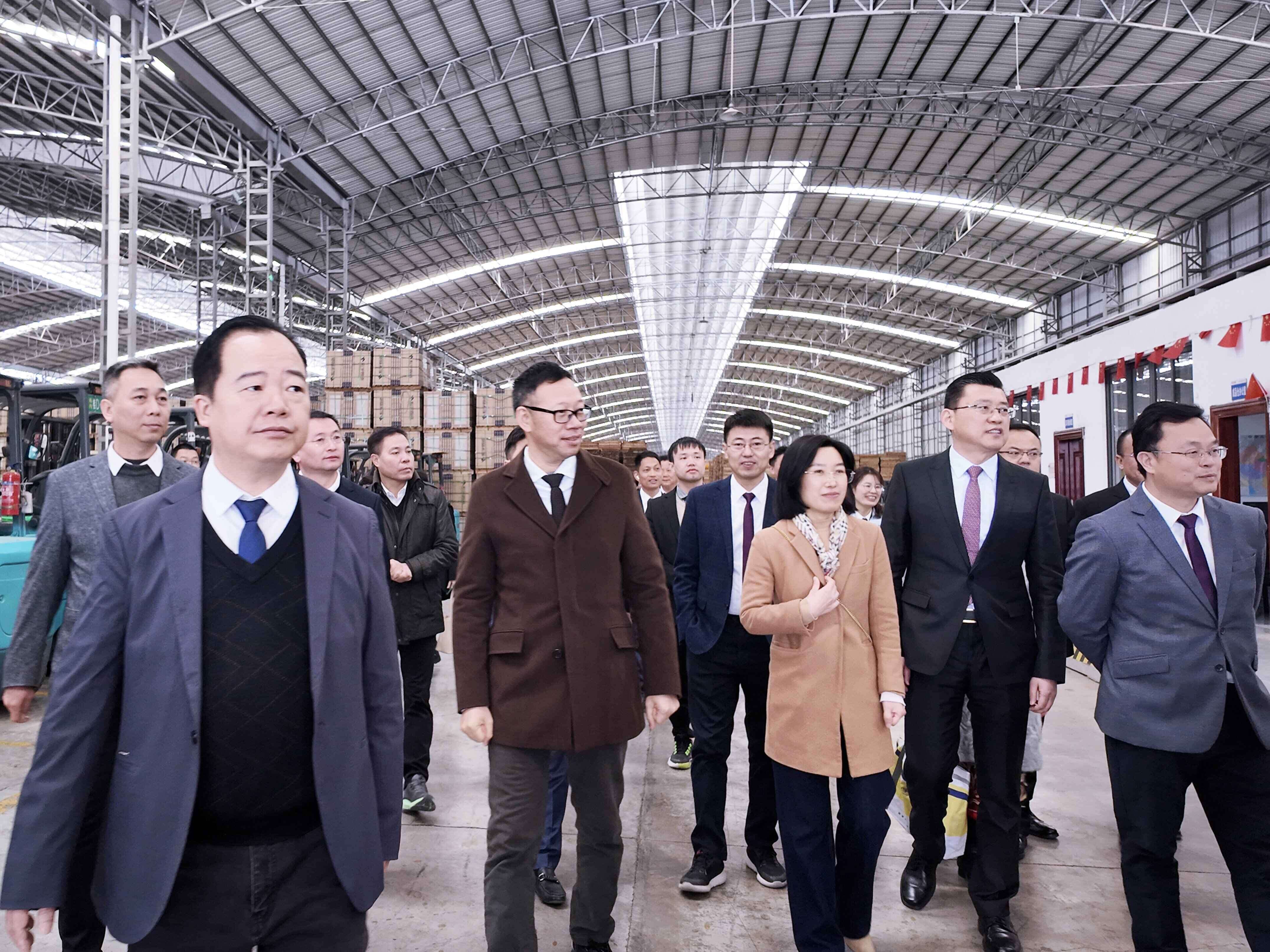 窑窑领先！宏陶瓷砖生产基地火力全开全力保障2025销售需求(图6)