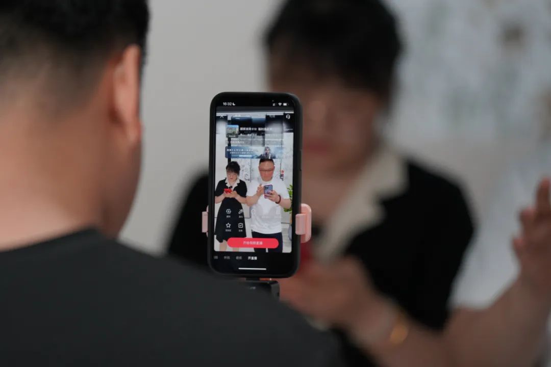 瓷砖品牌上一次这么玩命直播还是口罩期间！(图4)