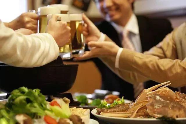 10人就餐8人饮酒总经理因违规饮酒被撤职从正科降为普通员工(图1)