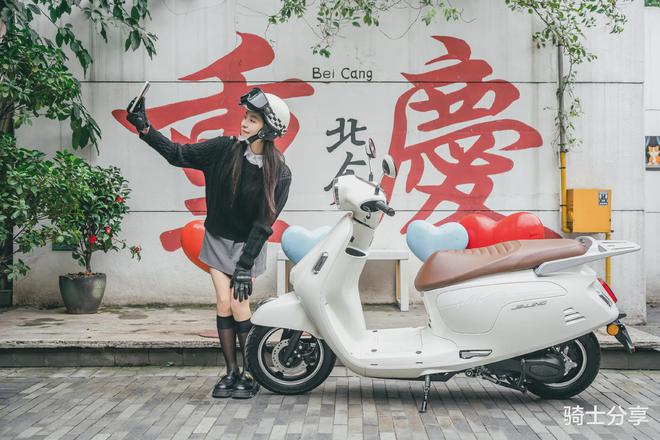 7980元起又一款复古150踏板车上市装配竖屏仪表ABS和TCS(图3)