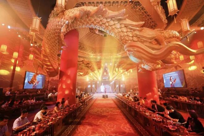 宏陶瓷砖荣膺“榜样力量”领军品牌与原创设计金奖定义潮榜样标杆！(图1)