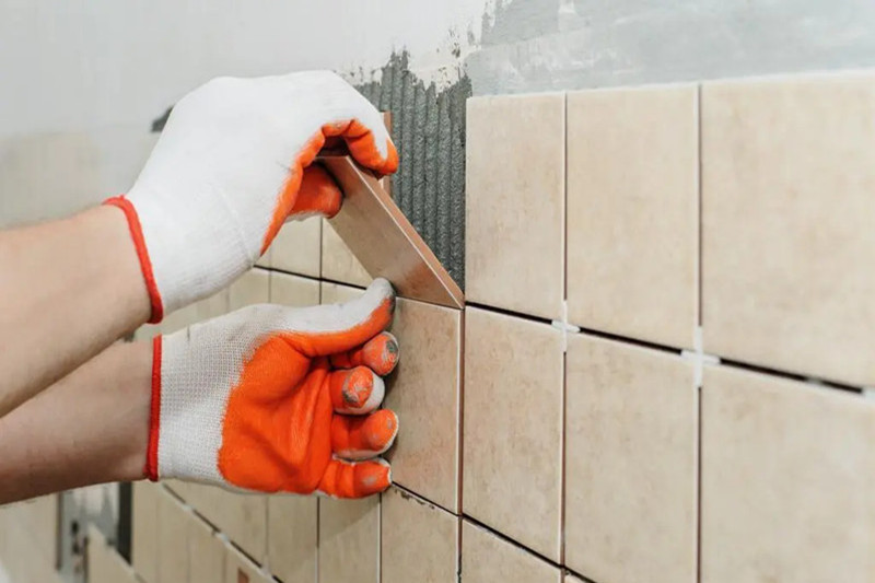 刷上一层瓷砖粘结剂玻化砖、天然石砖材直接铺贴即可(图2)