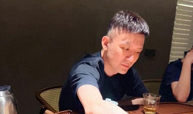 两腿一蹬一切成空！湖南富豪瓷砖大佬猝然离世年仅44岁！(图2)